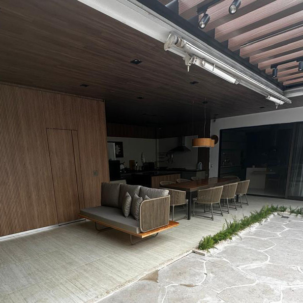 96 - Sofá Plataforma Madeira Fibrax Móveis